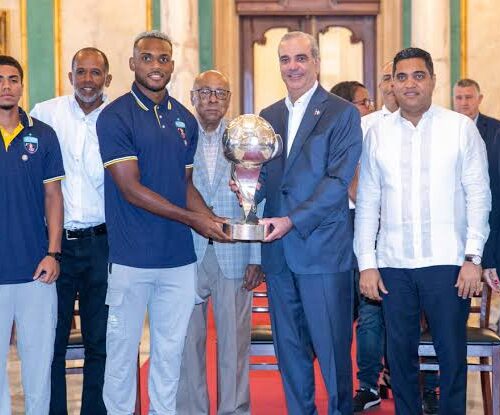 Salcedo Fútbol Club recibe felicitaciones de Abinader en Palacio Nacional tras coronarse en la LDF; mandatario promete estadio para la provincia Hermanas Mirabal