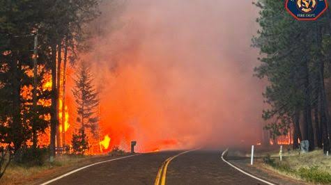 Más de 65 mil personas evacuadas por incendios forestales en Washington, Estados Unidos