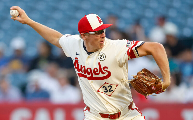 Los Angelinos le ganan 2-1 a los Marineros en un duelo de pitcheo