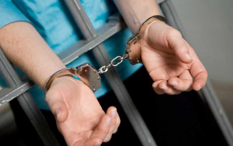 Condenan a mujer por explotar sexualmente a sus hijas mediante el envío de contenido íntimo a cambio de remesas