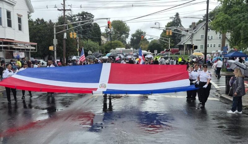 Cientos de dominicanos celebran su identidad cultural en desfile de Nueva Jersey