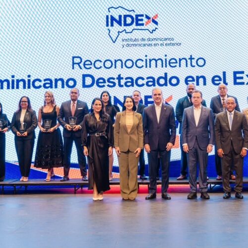 Luis Abinader premia a 14 dominicanos por su éxito y trayectoria en Estados Unidos