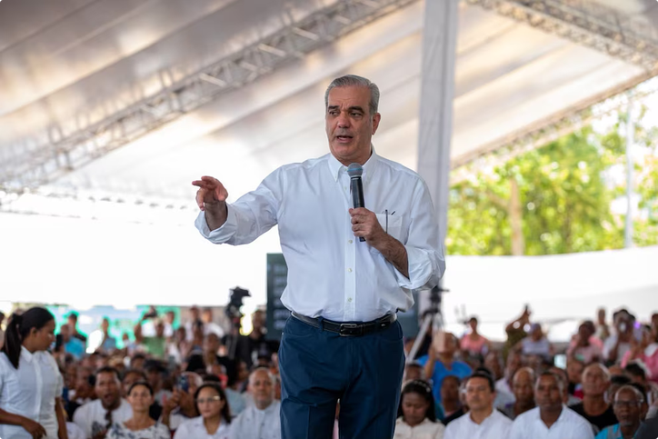 Entregan 1,750 títulos de propiedad a familias de Los Alcarrizos
