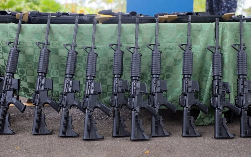 Gobierno fortalece seguridad con entrega de fusiles M4 y subfusiles CZ Scorpion a unidades tácticas de la Policía