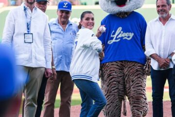 Leah Campos, embajadora estadounidense, realiza lanzamiento ceremonial en el Estadio Quisqueya