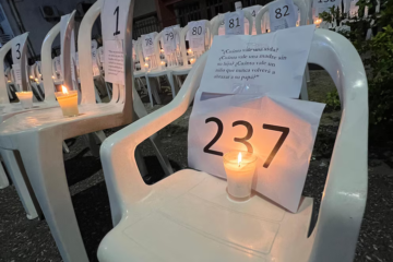Familiares de víctimas de Jet Set realizan vigilia con 237 sillas vacías para exigir justicia