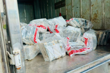 Capturan a dos dominicanos con casi 400 paquetes de supuesta cocaína en Baní tras persecución de 12 horas