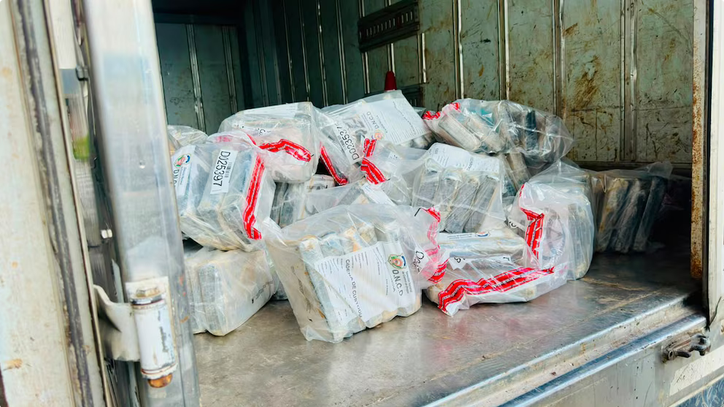 Capturan a dos dominicanos con casi 400 paquetes de supuesta cocaína en Baní tras persecución de 12 horas